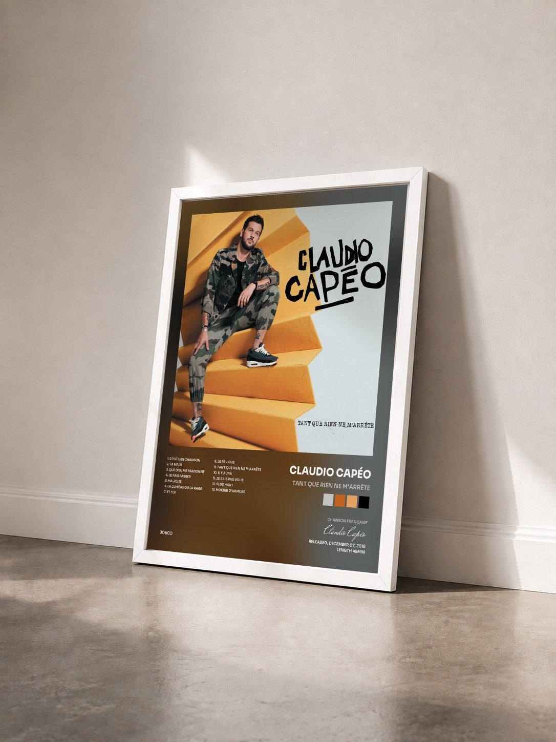 #blanc Tableau de l'album Tant que rien ne m'arrête de Claudio Capéo vu de trois quarts, cadre blanc