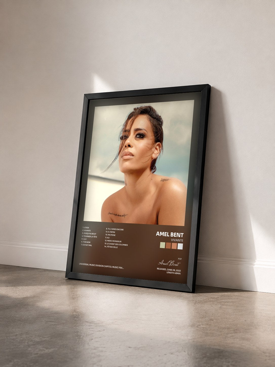 #noir Vivante de Amel Bent en lámina enmarcada vista de tres cuartos, marco negro
