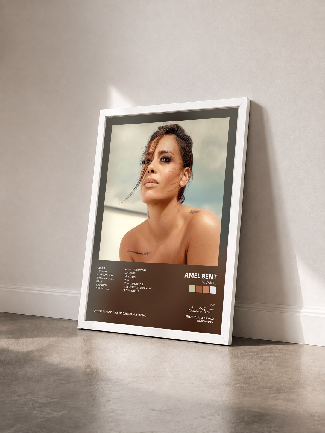 #blanc Vivante de Amel Bent en lámina enmarcada vista de tres cuartos, marco blanco