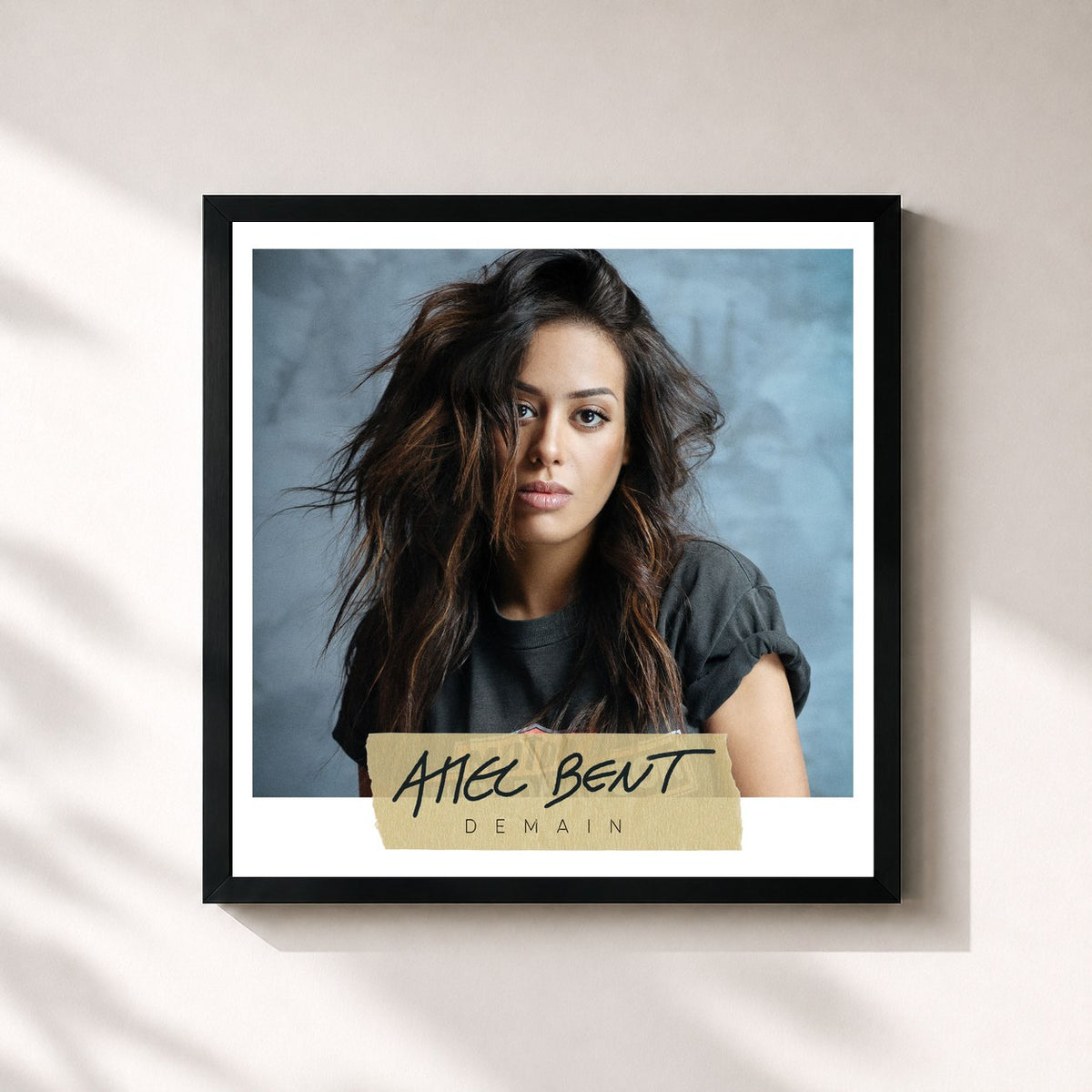 #noir Demain de Amel Bent en lámina cuadrada enmarcada, marco negro de 32x32 cm