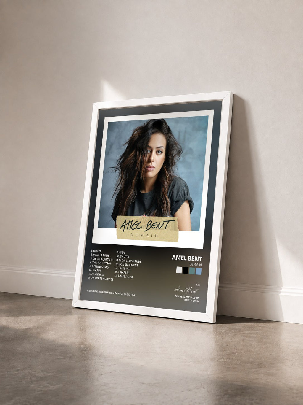 #blanc Demain di Amel Bent in stampa incorniciata vista di tre quarti, cornice bianca