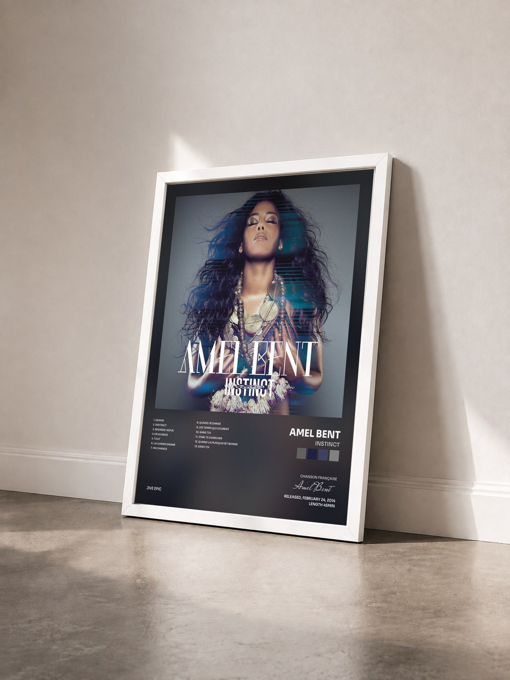 #blanc Instinct di Amel Bent in stampa incorniciata vista di tre quarti, cornice bianca