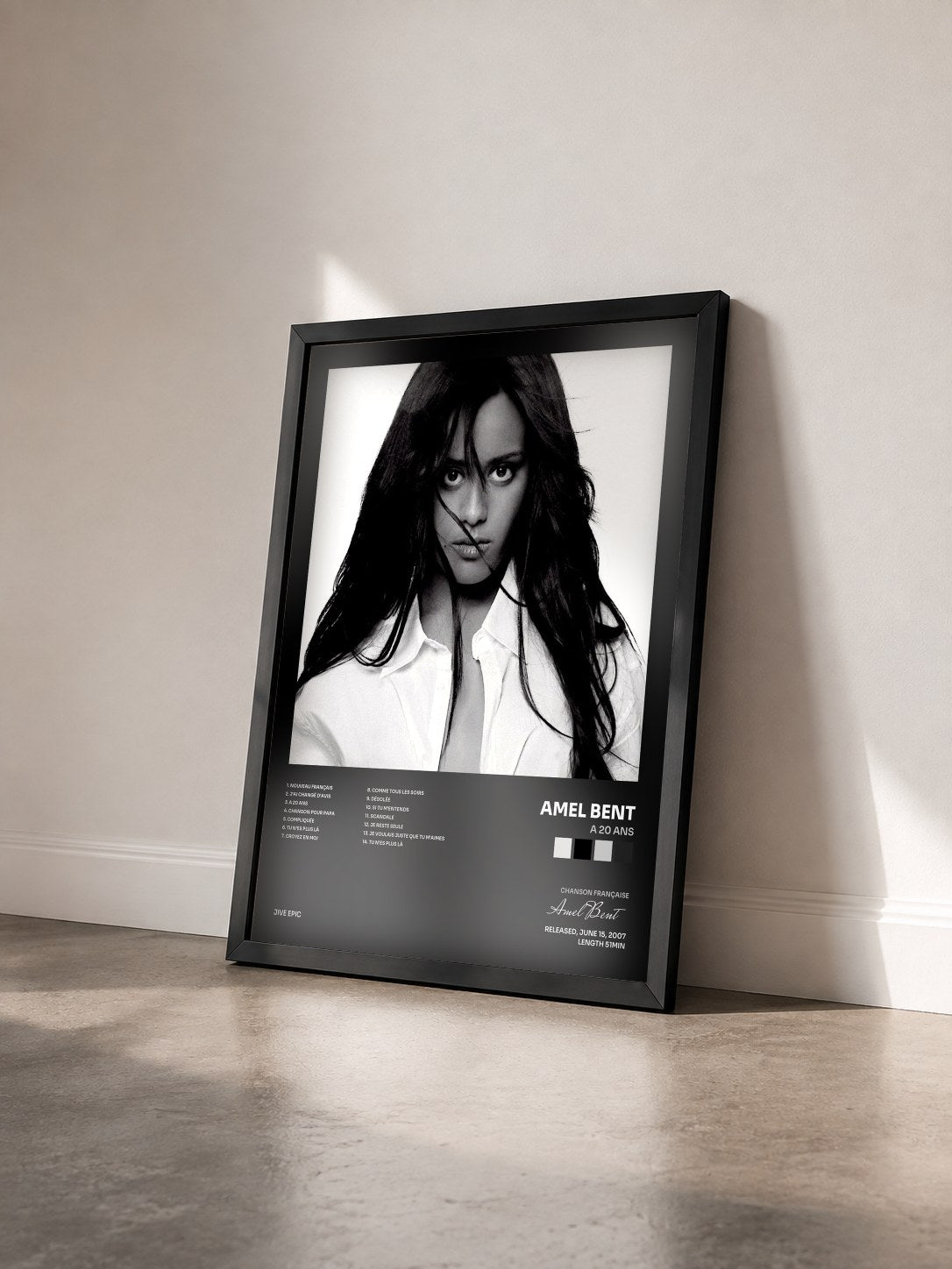 #noir A 20 Ans de Amel Bent en lámina enmarcada vista de tres cuartos, marco negro