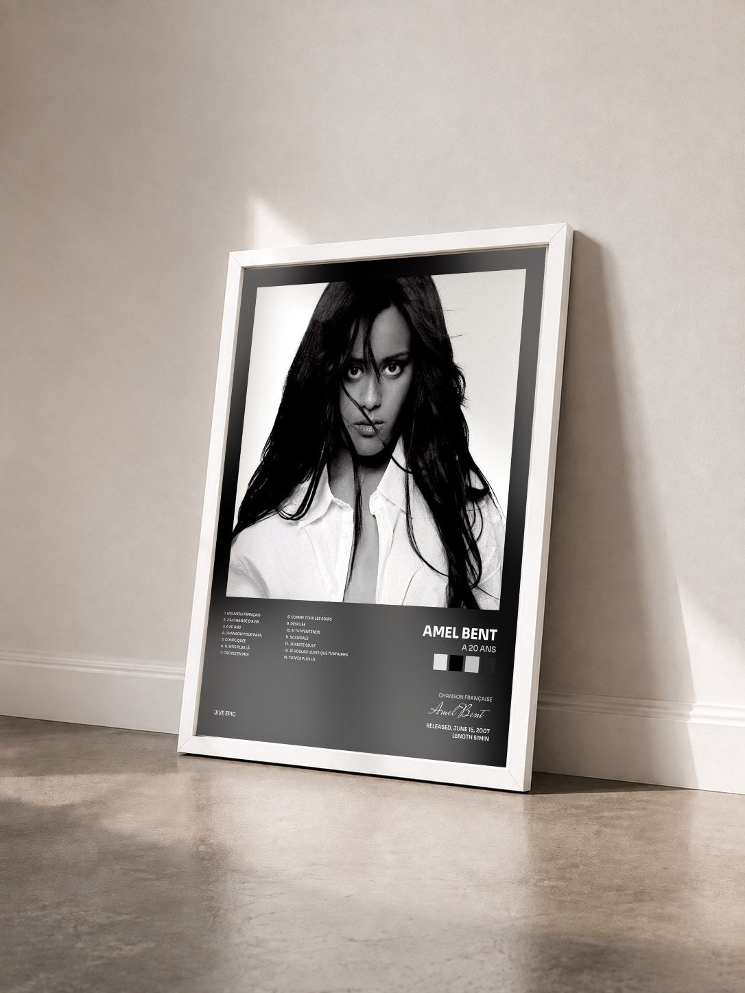 #blanc A 20 Ans de Amel Bent en lámina enmarcada vista de tres cuartos, marco blanco