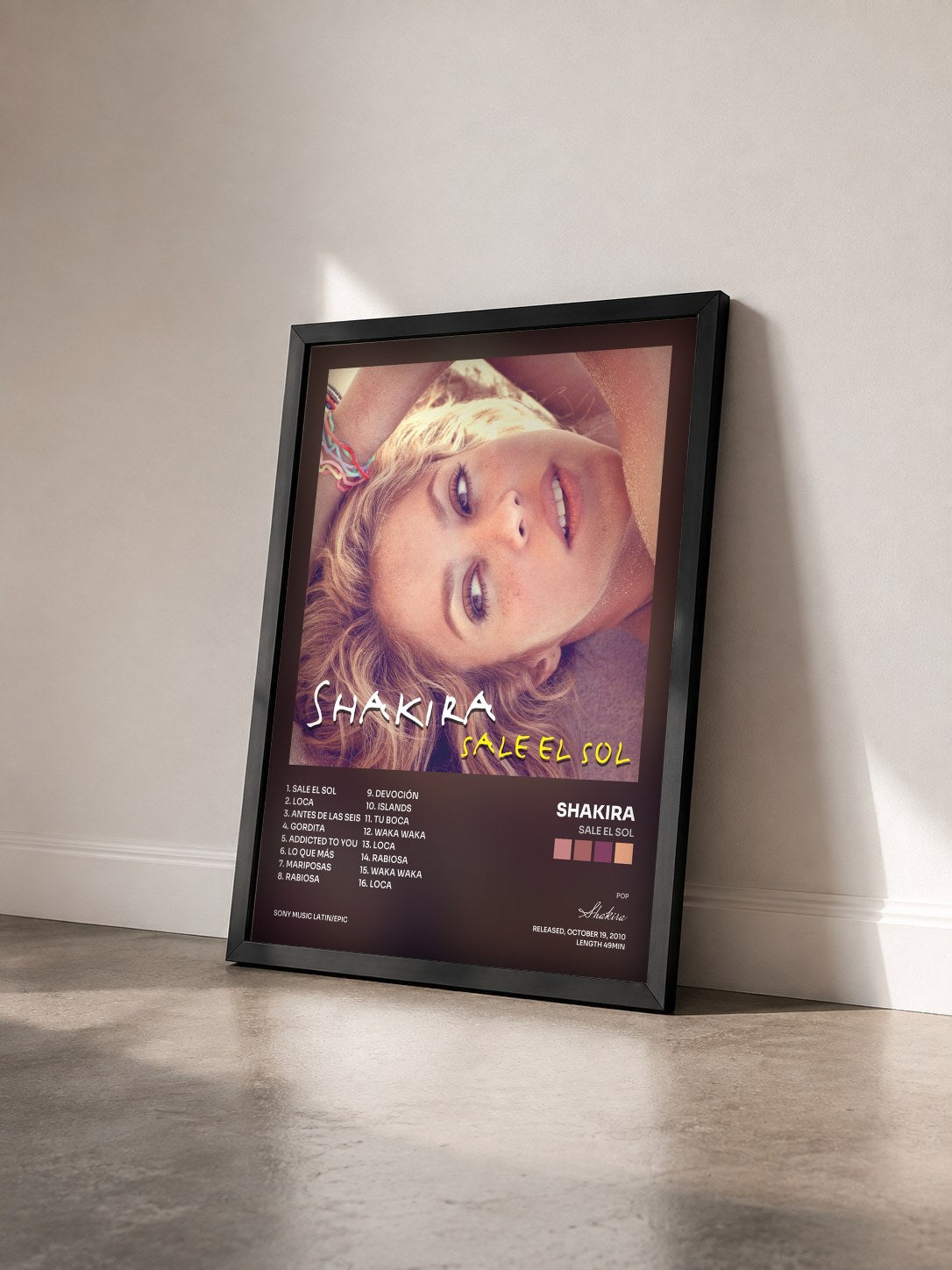 #noir Tableau de l'album Sale el Sol de Shakira vu de trois quarts, cadre noir