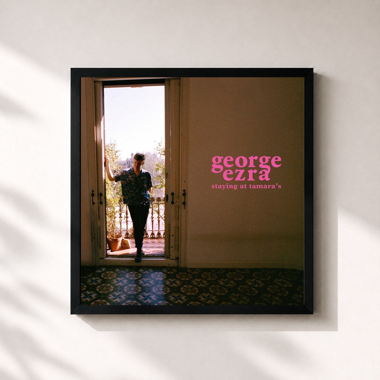 #noir Staying at Tamara's de George Ezra en lámina cuadrada enmarcada, marco negro de 32x32 cm