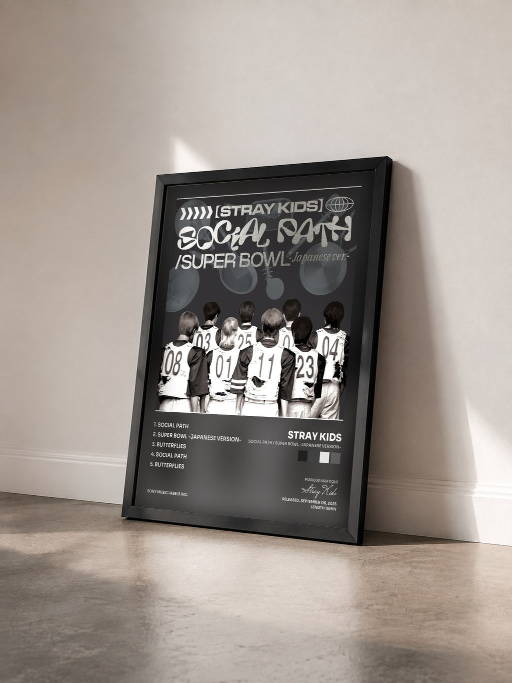 #noir Tableau de l'album Social Path / Super Bowl -Japanese version- de Stray Kids vu de trois quarts, cadre noir