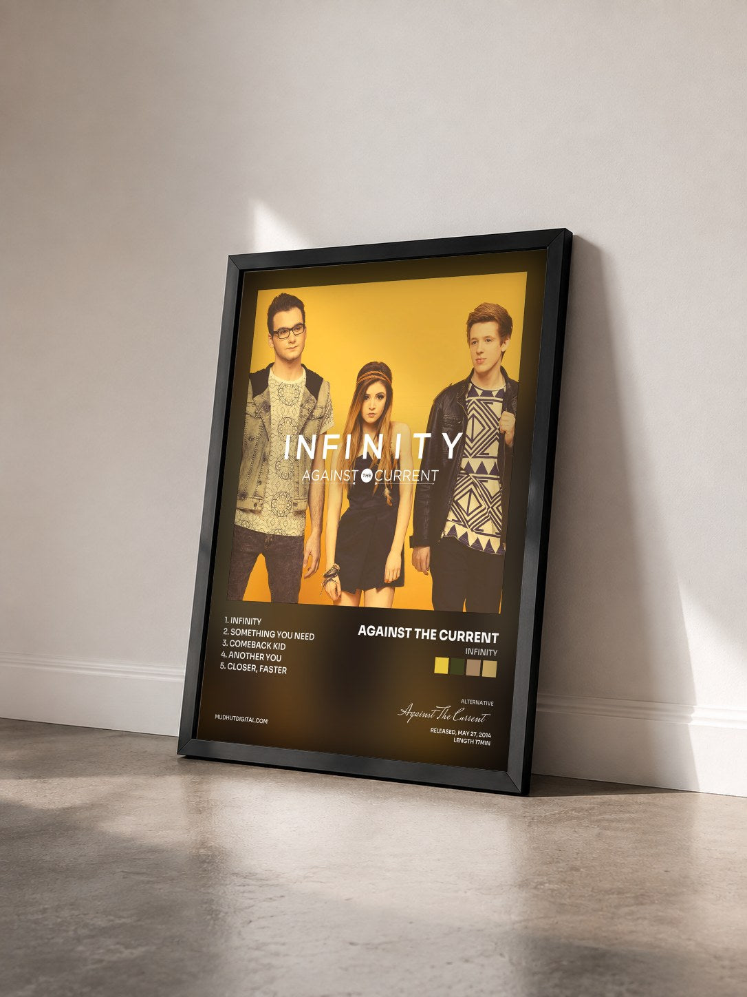 #noir Tableau de l'album Infinity de Against The Current vu de trois quarts, cadre noir
