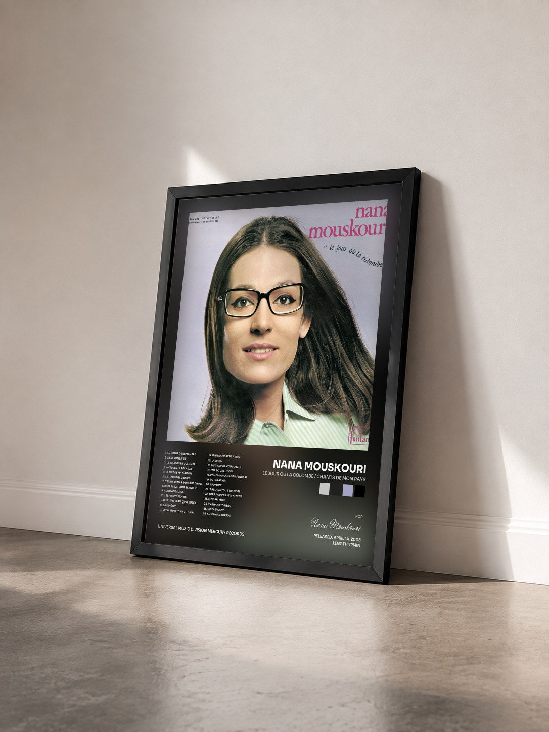#noir Tableau de l'album Le Jour Ou La Colombe / Chants De Mon Pays de Nana Mouskouri vu de trois quarts, cadre noir