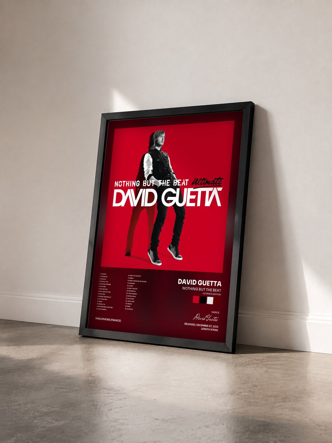 #noir Tableau de l'album Nothing but the Beat (Ultimate Edition) de David Guetta vu de trois quarts, cadre noir