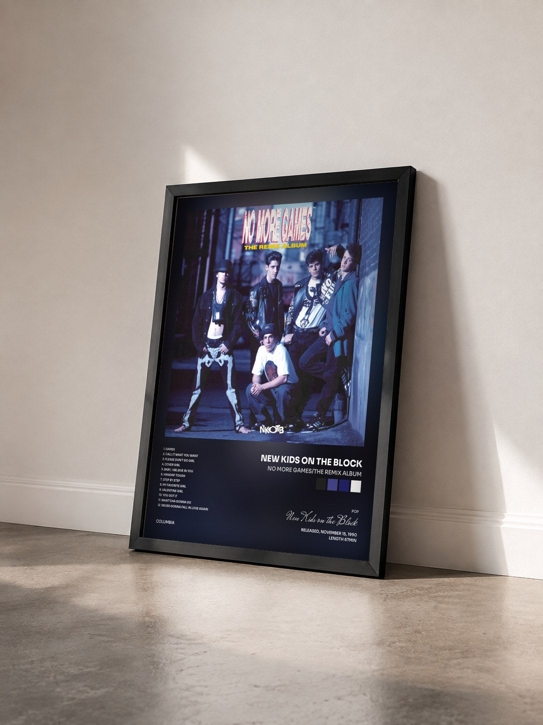 #noir Tableau de l'album No More Games/The Remix Album de New Kids on the Block vu de trois quarts, cadre noir