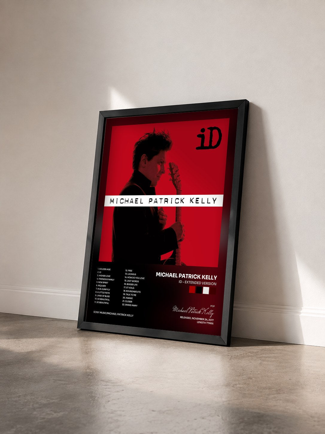 #noir Tableau de l'album iD - Extended Version de Michael Patrick Kelly vu de trois quarts, cadre noir