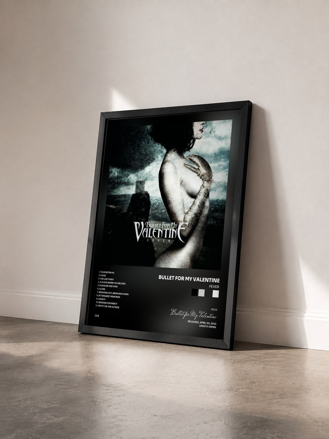 #noir Tableau de l'album Fever de Bullet for My Valentine vu de trois quarts, cadre noir