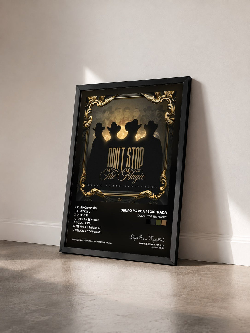 #noir Tableau de l'album Don't Stop The Magic de Grupo Marca Registrada vu de trois quarts, cadre noir