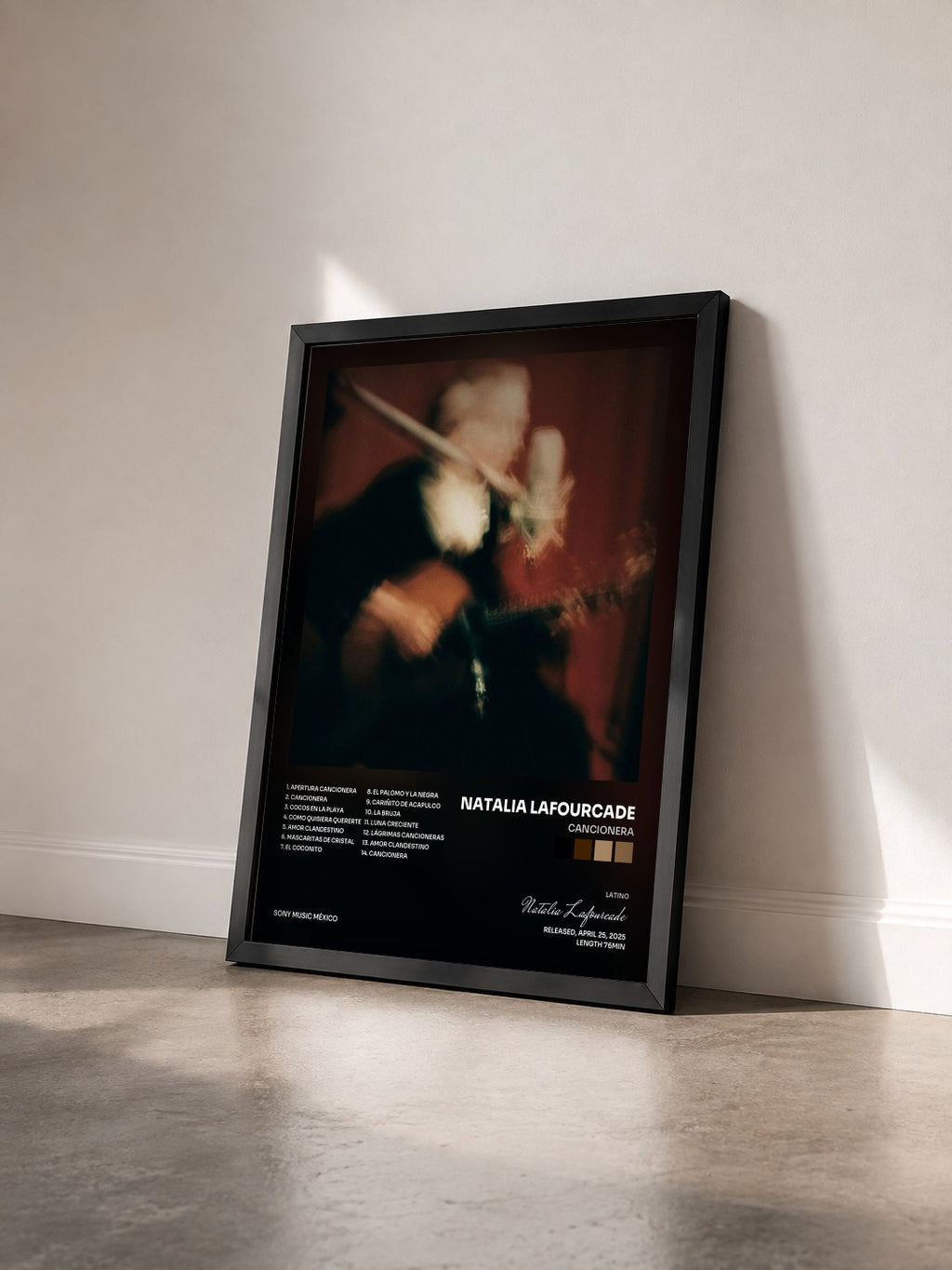 #noir Tableau de l'album Cancionera de Natalia Lafourcade vu de trois quarts, cadre noir