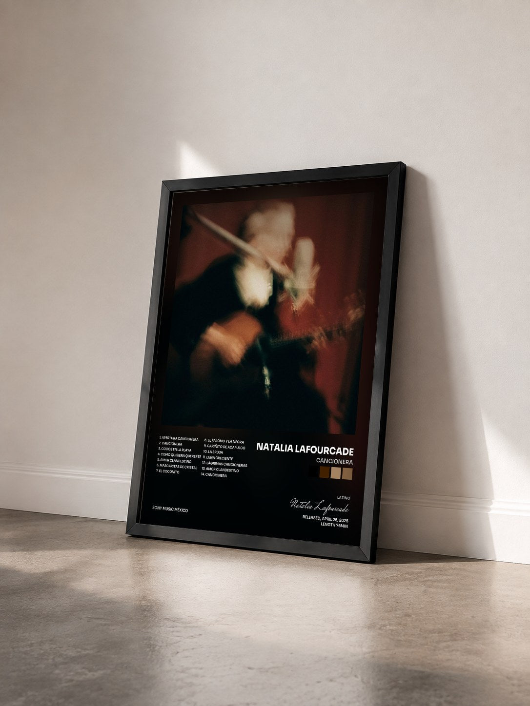 #noir Tableau de l'album Cancionera de Natalia Lafourcade vu de trois quarts, cadre noir