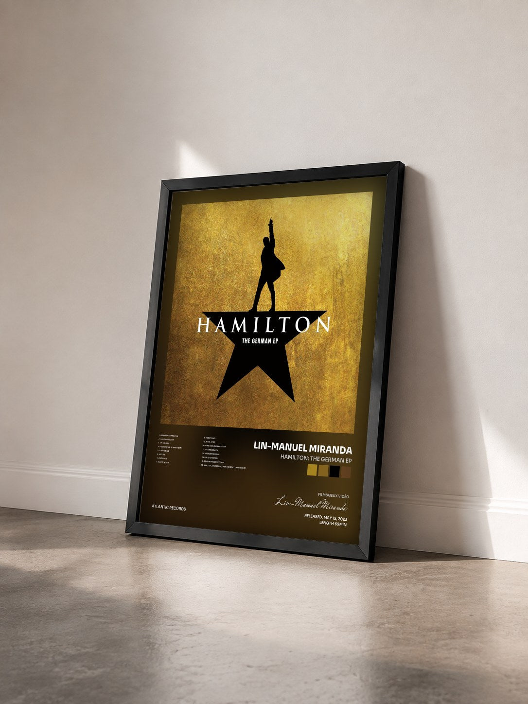 #noir Tableau de l'album Hamilton: The German EP de Lin-Manuel Miranda vu de trois quarts, cadre noir