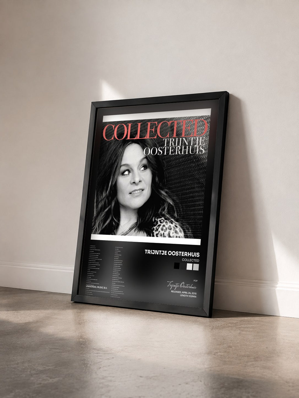 #noir Tableau de l'album Collected de Trijntje Oosterhuis vu de trois quarts, cadre noir