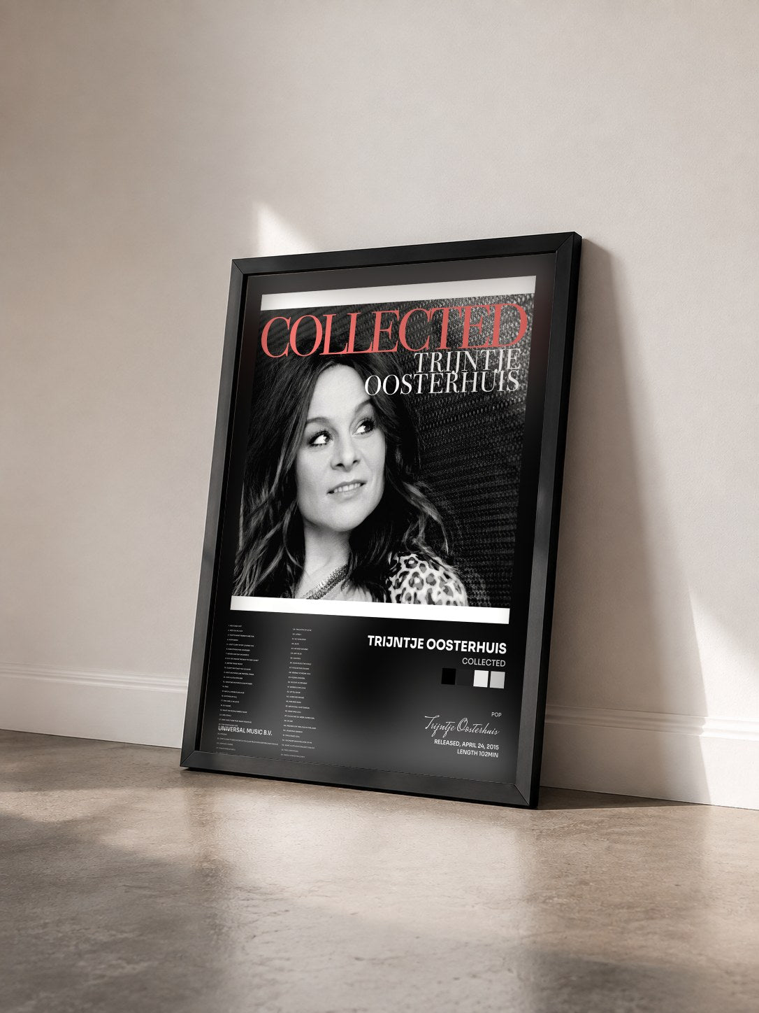 #noir Tableau de l'album Collected de Trijntje Oosterhuis vu de trois quarts, cadre noir