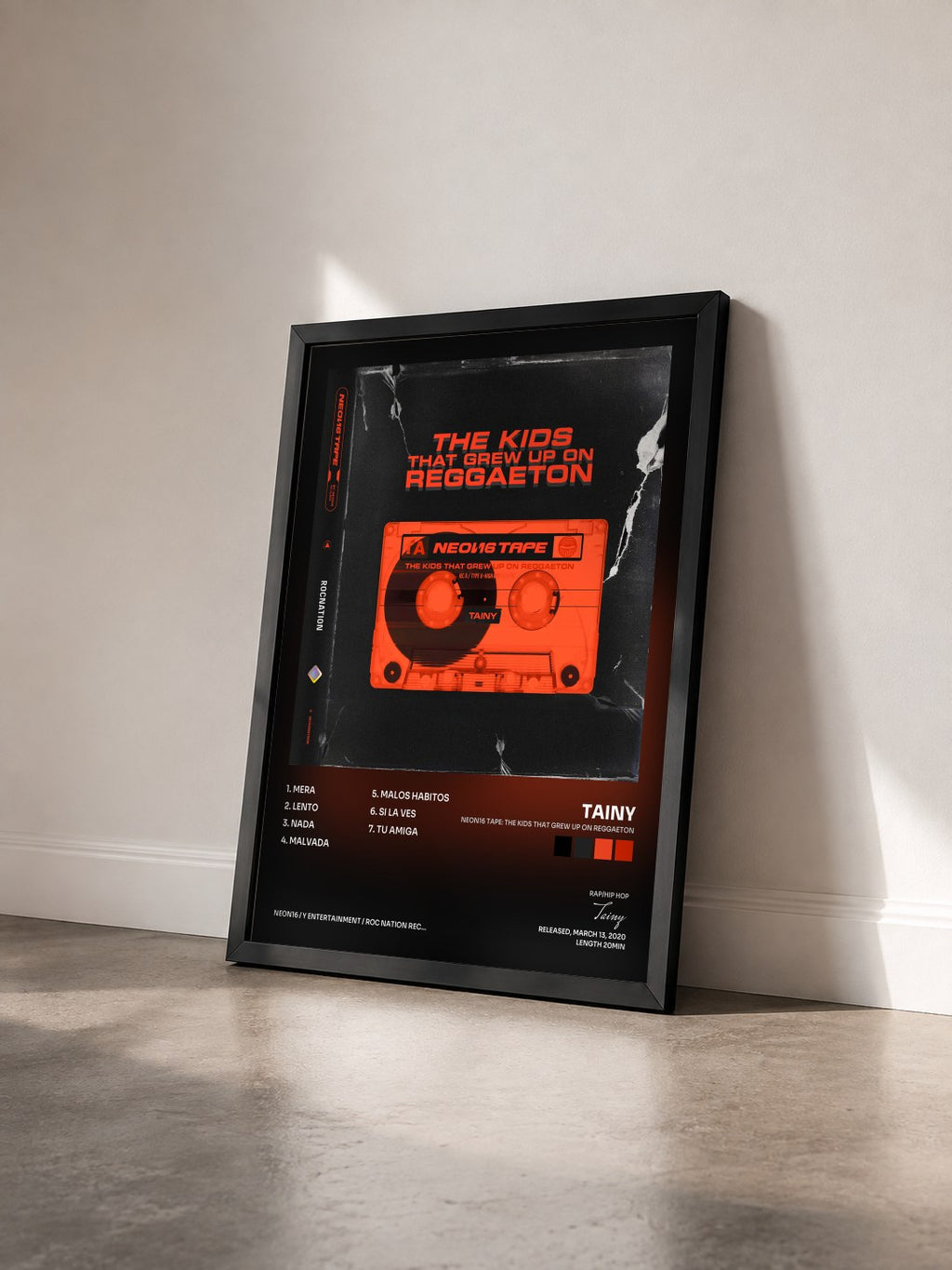 #noir NEON16 TAPE: THE KIDS THAT GREW UP ON REGGAETON de Tainy en lámina enmarcada vista de tres cuartos, marco negro