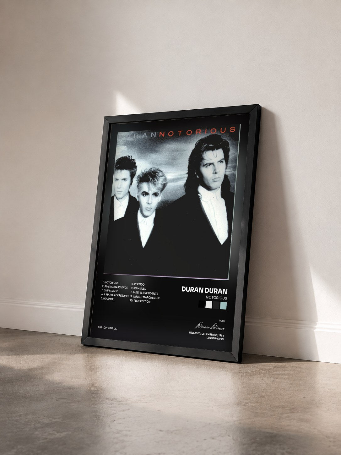 #noir Notorious di Duran Duran in stampa incorniciata vista di tre quarti, cornice nera