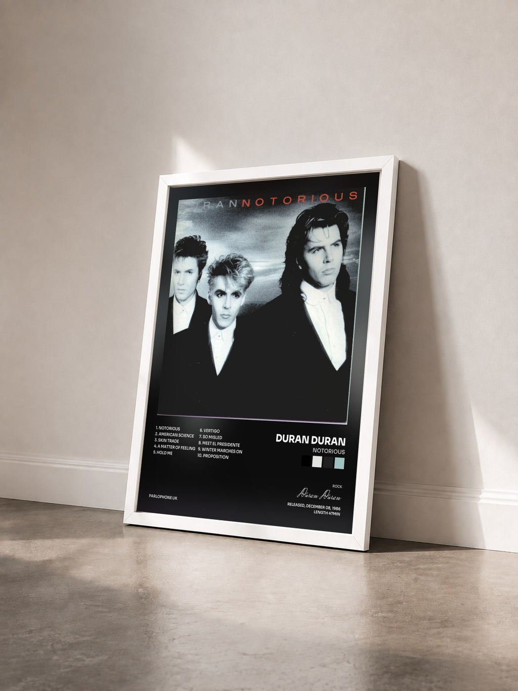 #blanc Notorious de Duran Duran en lámina enmarcada vista de tres cuartos, marco blanco