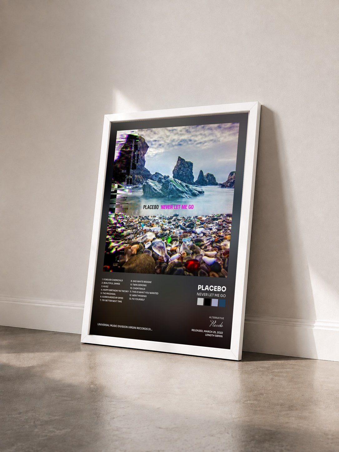 #blanc Tableau de l'album Never Let Me Go de Placebo vu de trois quarts, cadre blanc