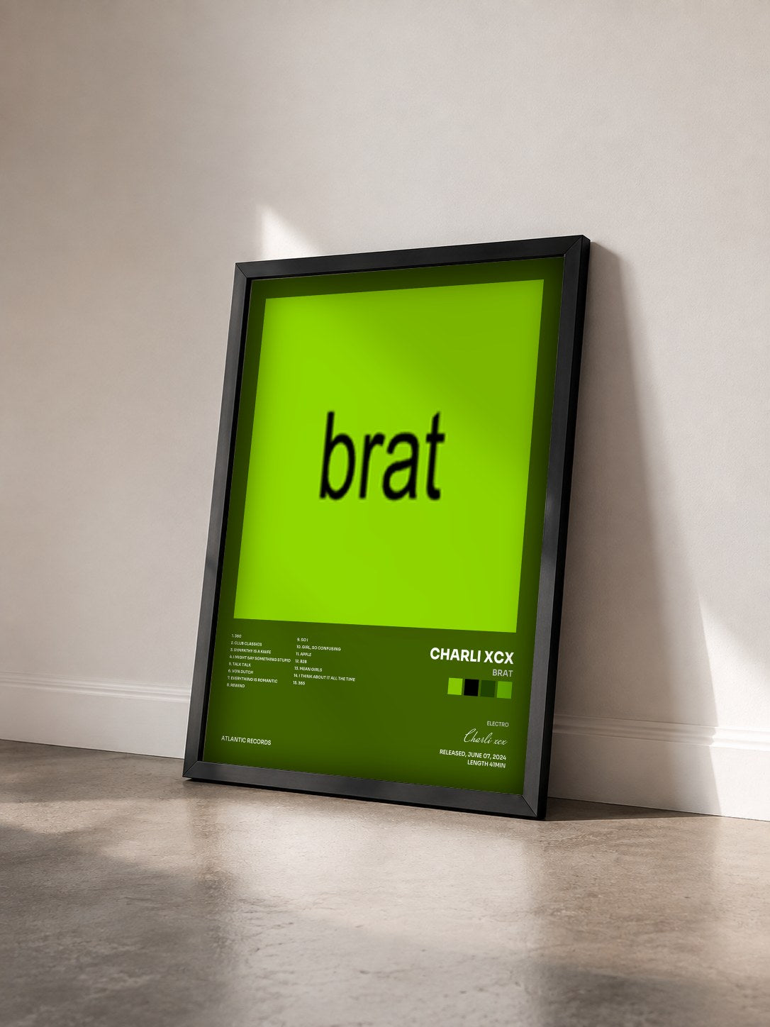 #noir Tableau de l'album BRAT de Charli xcx vu de trois quarts, cadre noir
