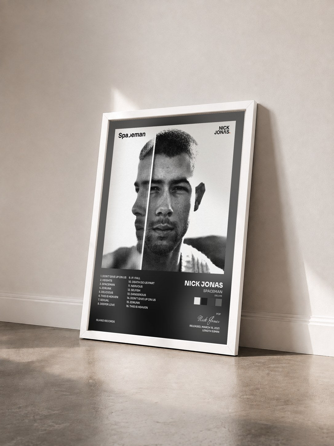 #blanc Spaceman (Deluxe) von Nick Jonas als gerahmter Kunstdruck von schräg gesehen, weißer Rahmen