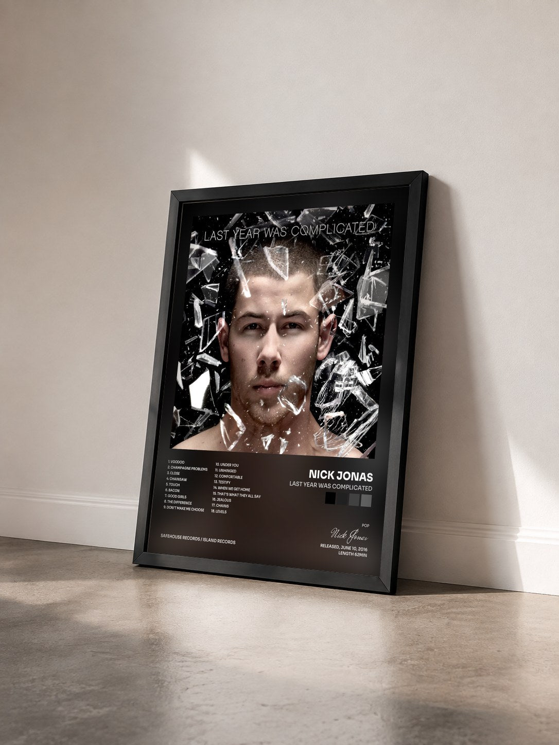 #noir Last Year Was Complicated von Nick Jonas als gerahmter Kunstdruck von schräg gesehen, schwarzer Rahmen