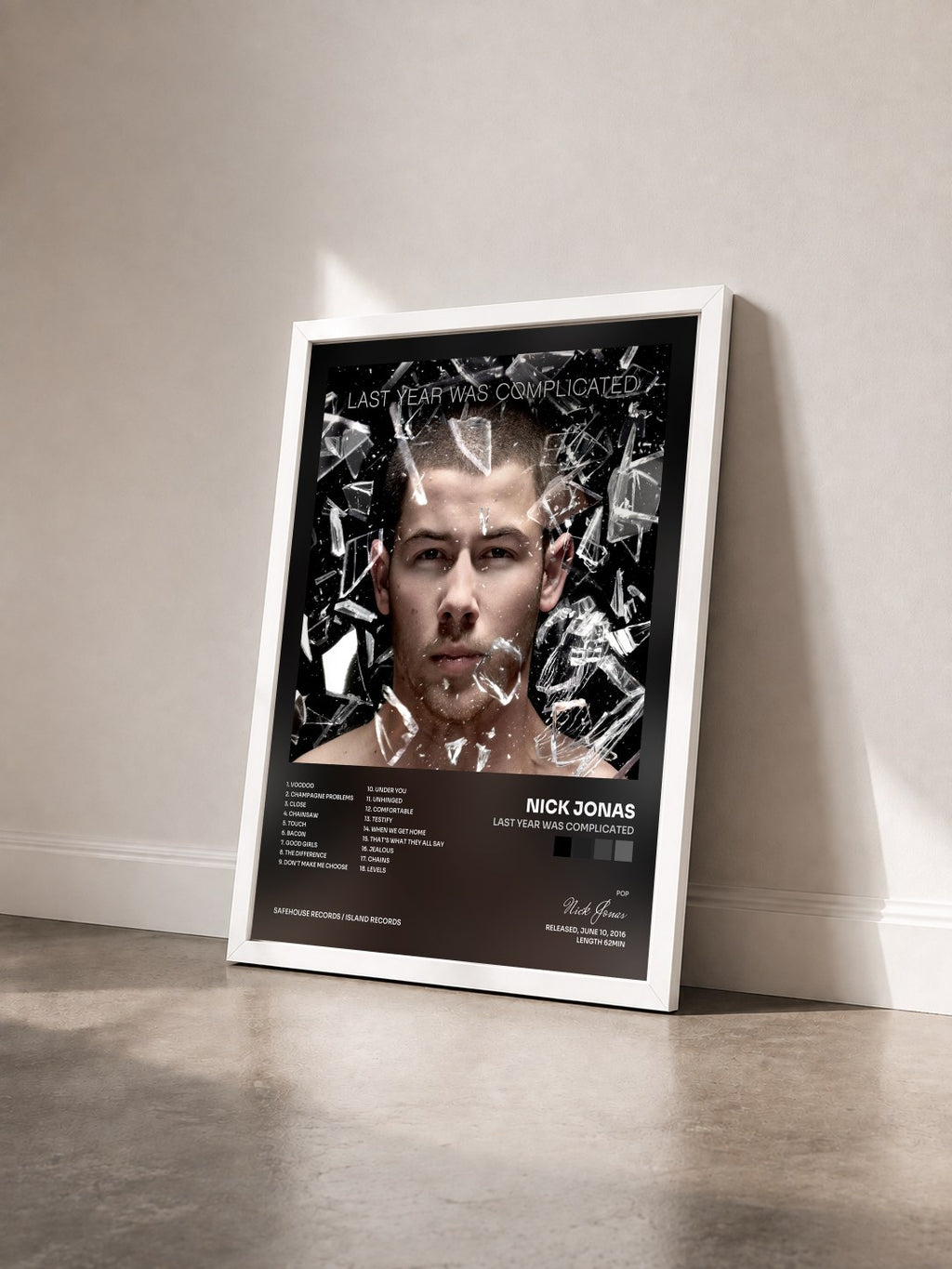 #blanc Tableau de l'album Last Year Was Complicated de Nick Jonas vu de trois quarts, cadre blanc