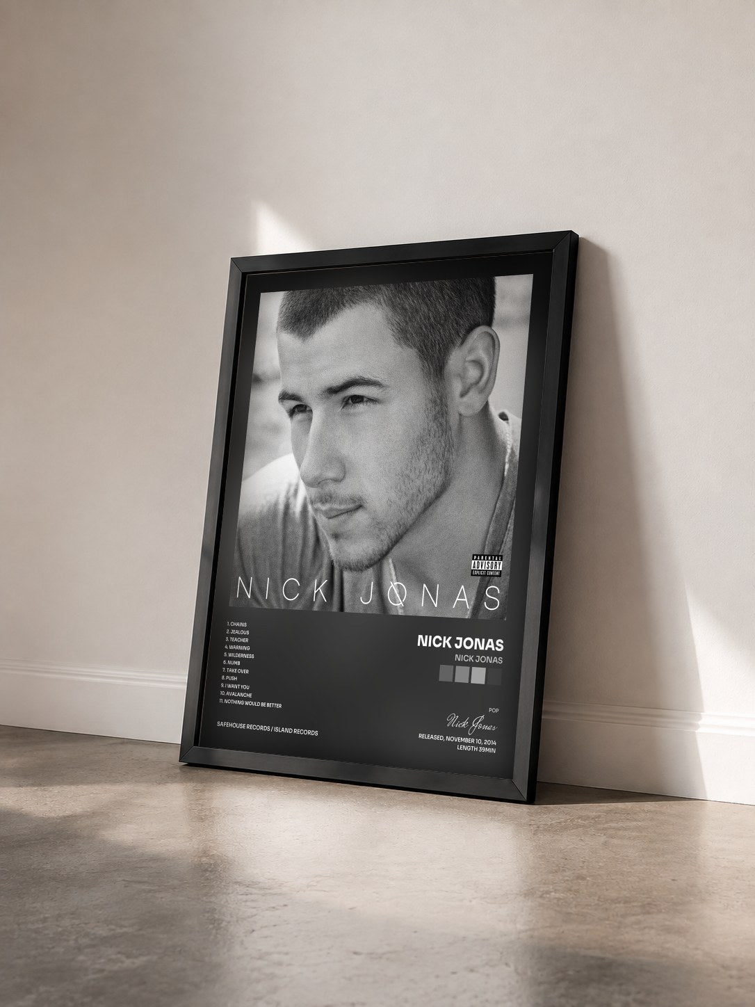 #noir Nick Jonas von Nick Jonas als gerahmter Kunstdruck von schräg gesehen, schwarzer Rahmen