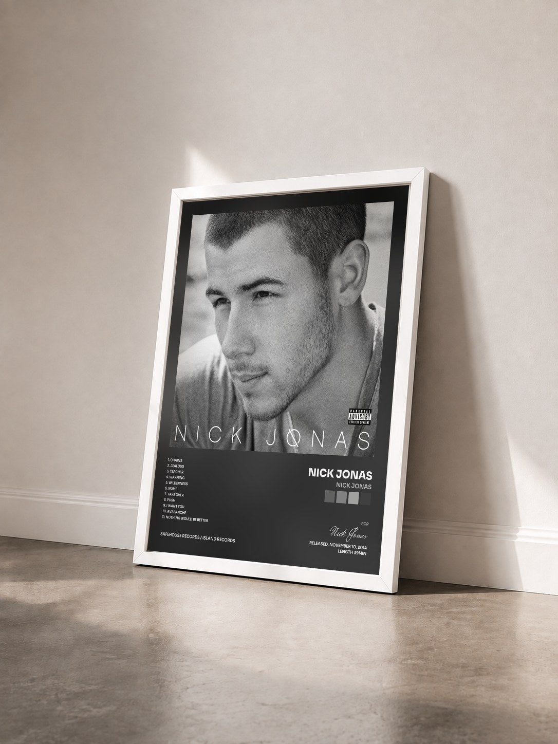 #blanc Nick Jonas von Nick Jonas als gerahmter Kunstdruck von schräg gesehen, weißer Rahmen