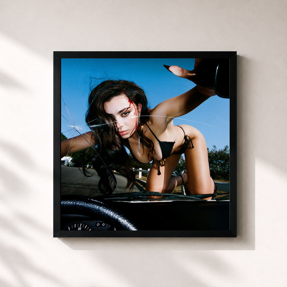 #noir CRASH von Charli xcx als quadratischer Kunstdruck, schwarzer Rahmen 32x32 cm