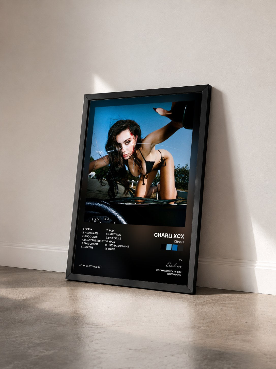#noir CRASH von Charli xcx als gerahmter Kunstdruck von schräg gesehen, schwarzer Rahmen