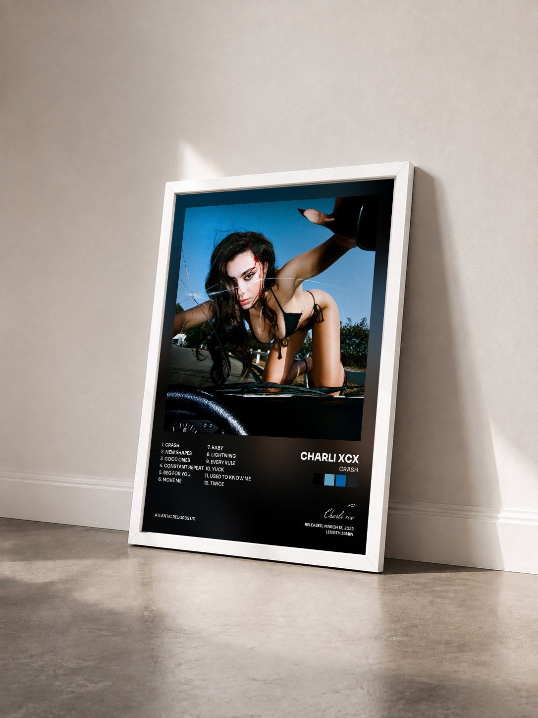 #blanc CRASH von Charli xcx als gerahmter Kunstdruck von schräg gesehen, weißer Rahmen