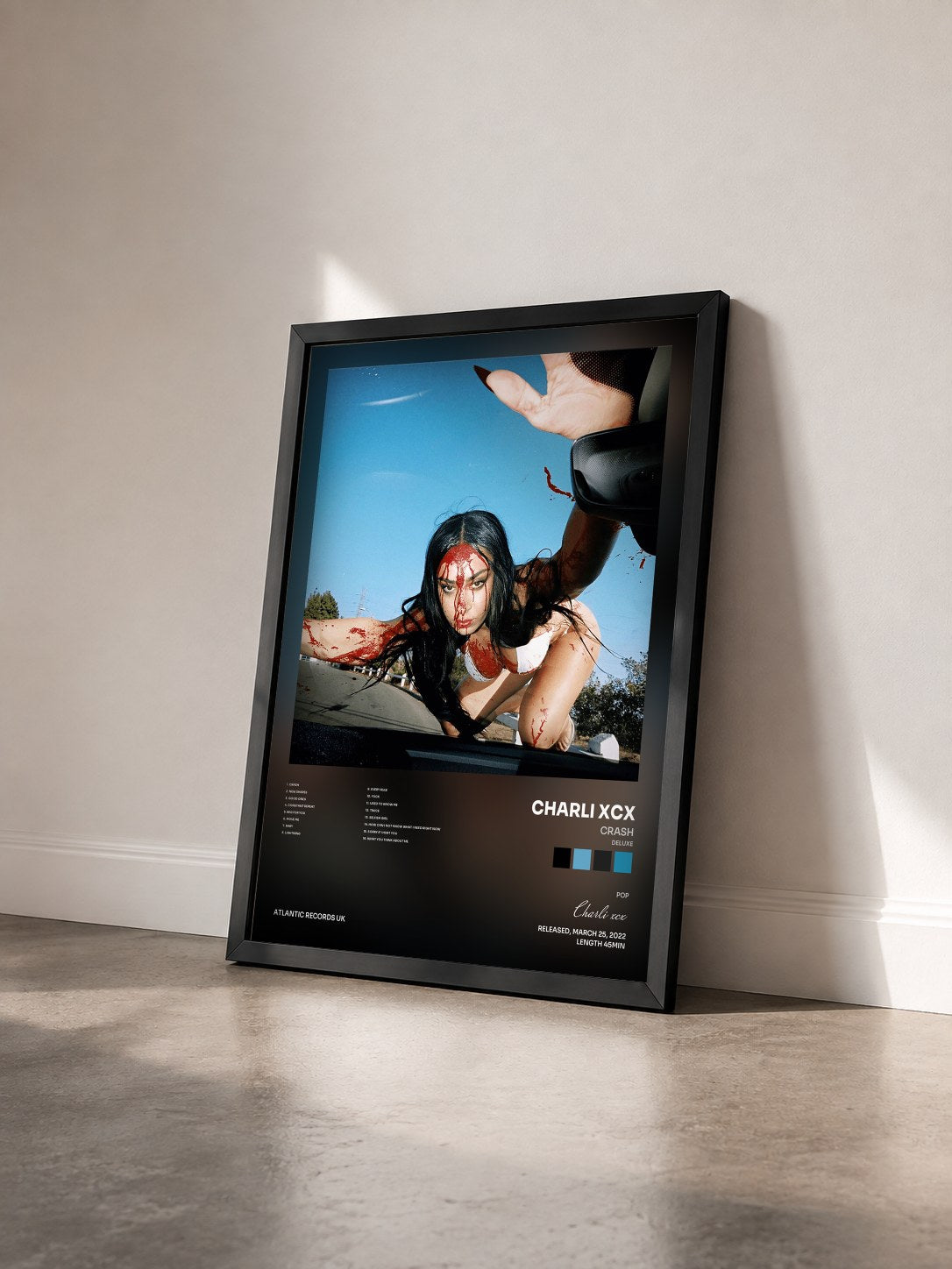 #noir CRASH (Deluxe) von Charli xcx als gerahmter Kunstdruck von schräg gesehen, schwarzer Rahmen
