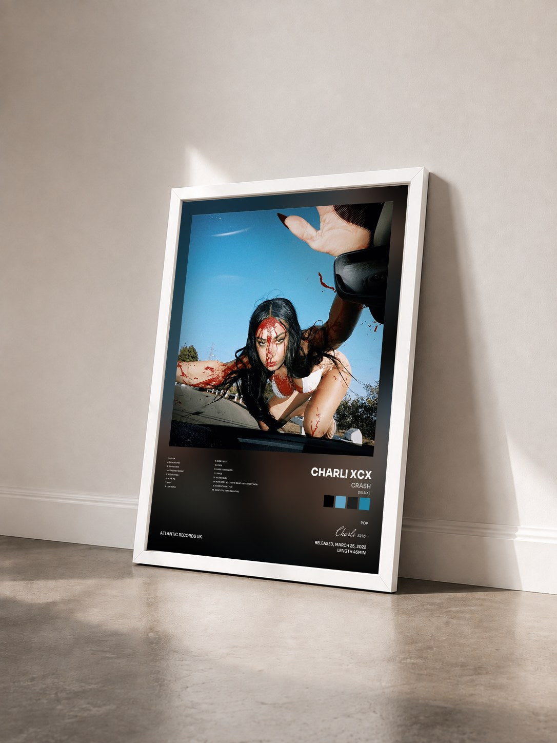#blanc CRASH (Deluxe) von Charli xcx als gerahmter Kunstdruck von schräg gesehen, weißer Rahmen