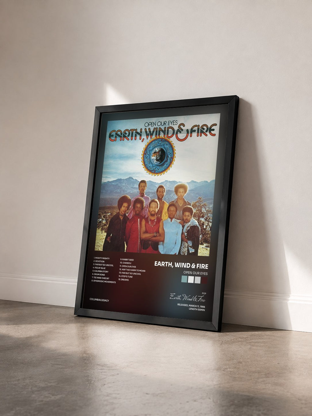 #noir Open Our Eyes von Earth, Wind & Fire als gerahmter Kunstdruck von schräg gesehen, schwarzer Rahmen