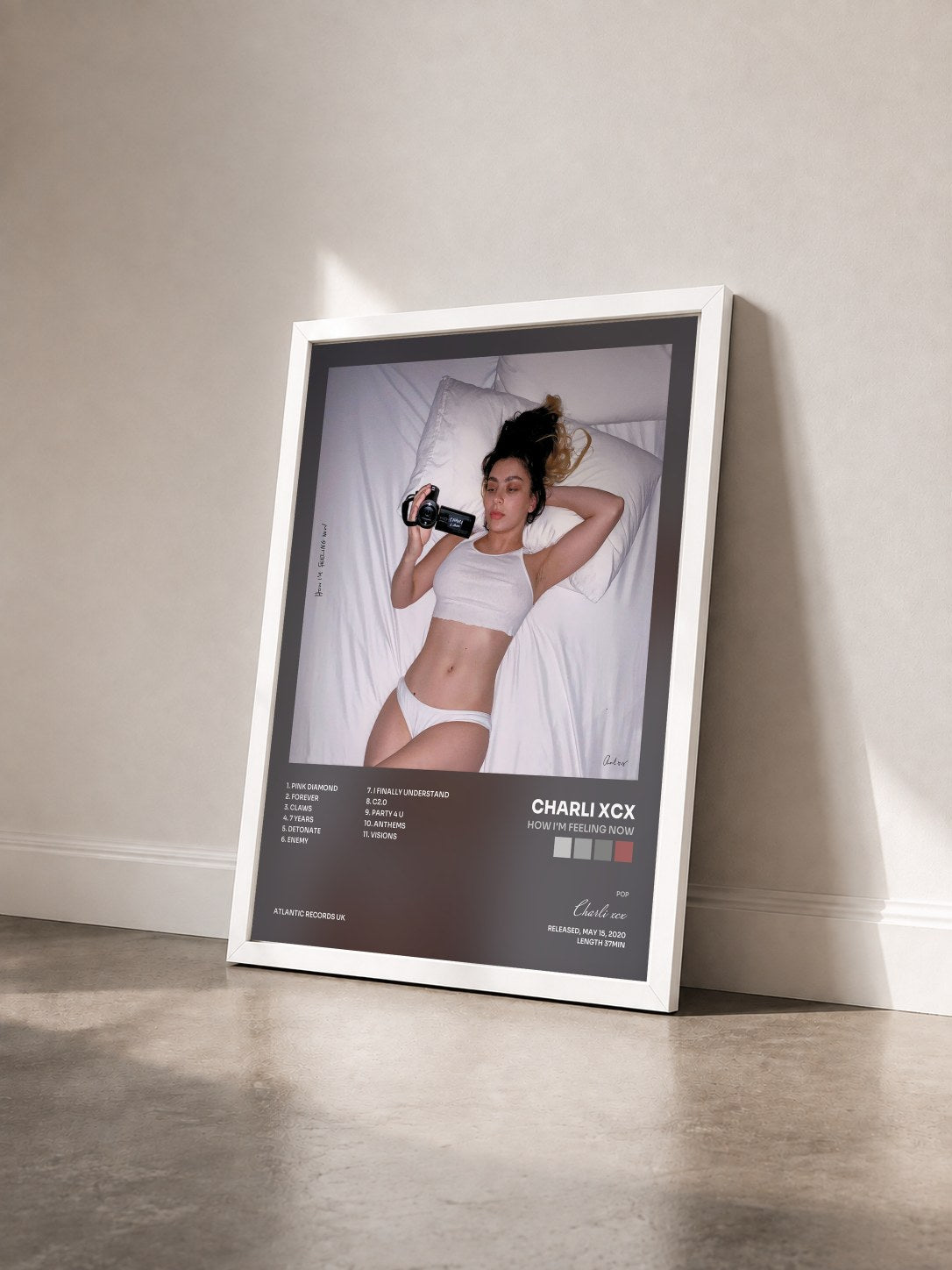 #blanc how i'm feeling now von Charli xcx als gerahmter Kunstdruck von schräg gesehen, weißer Rahmen