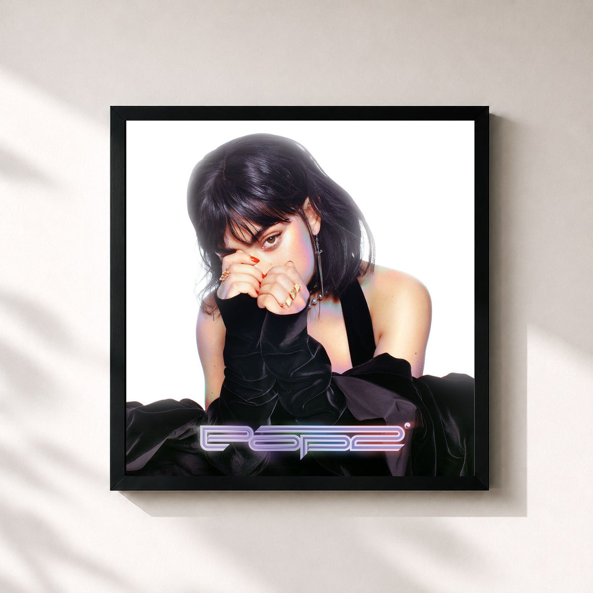 #noir Pop 2 von Charli xcx als quadratischer Kunstdruck, schwarzer Rahmen 32x32 cm