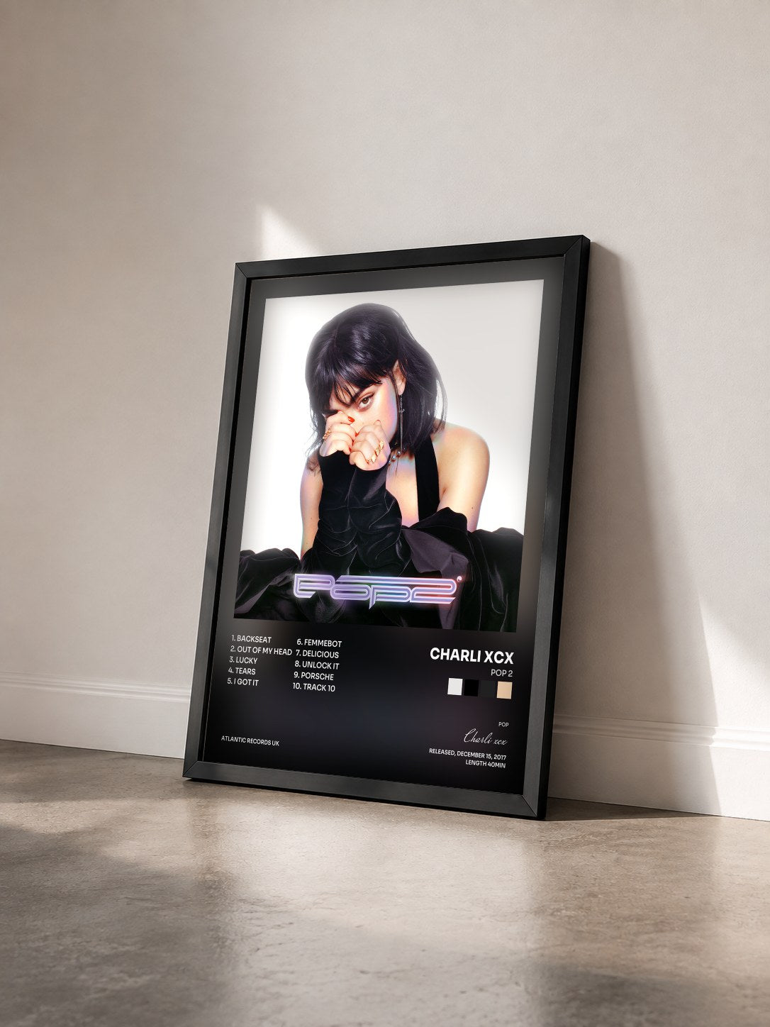 #noir Pop 2 von Charli xcx als gerahmter Kunstdruck von schräg gesehen, schwarzer Rahmen