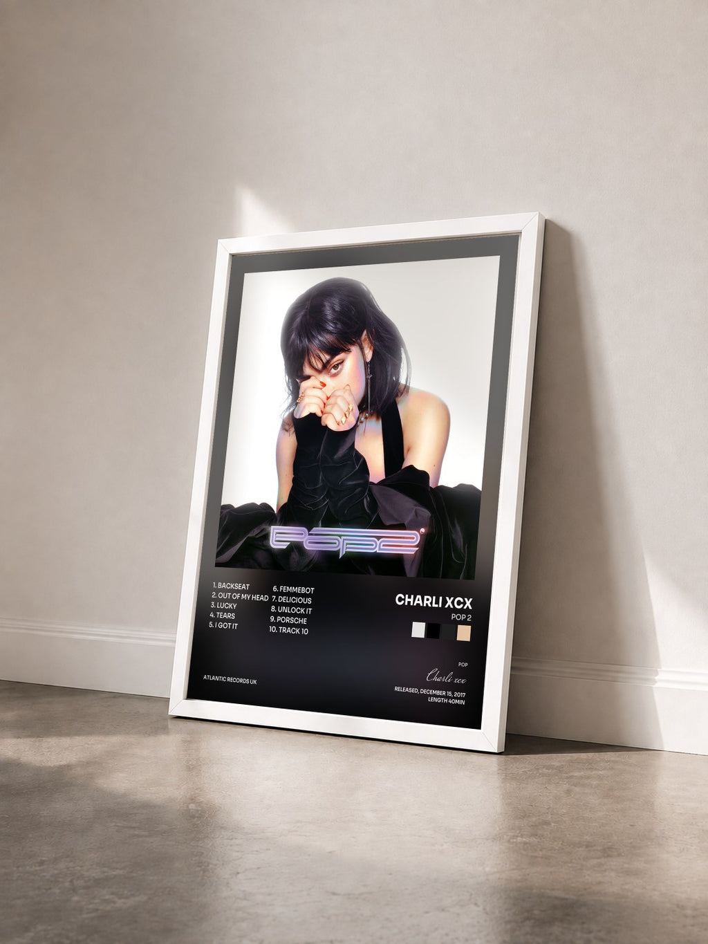 #blanc Pop 2 von Charli xcx als gerahmter Kunstdruck von schräg gesehen, weißer Rahmen