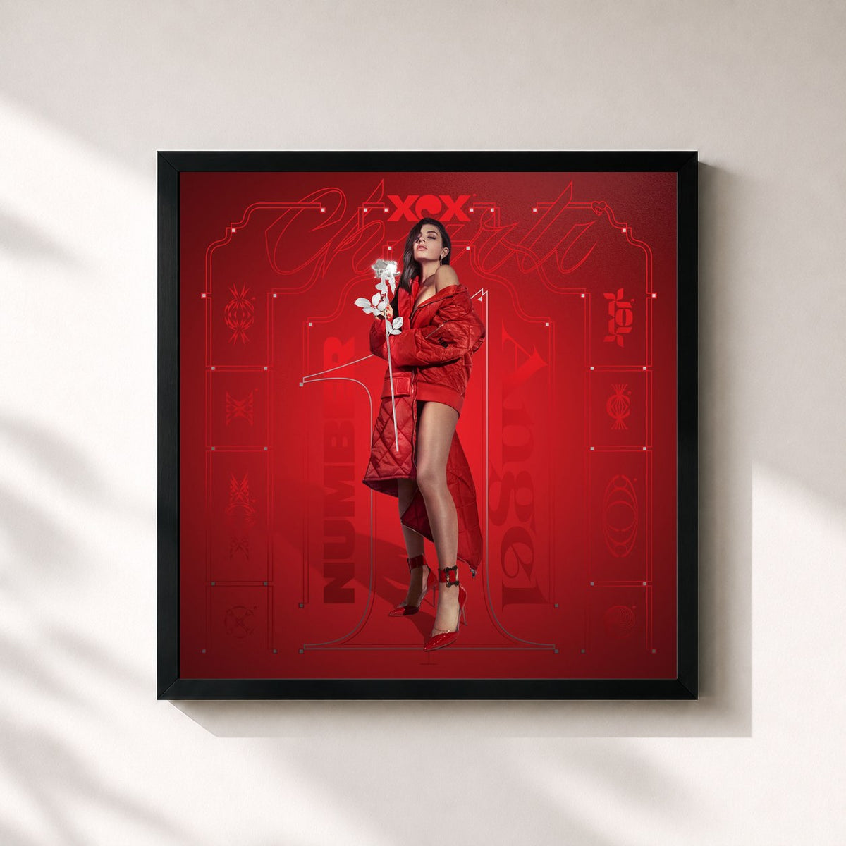 #noir Number 1 Angel von Charli xcx als quadratischer Kunstdruck, schwarzer Rahmen 32x32 cm