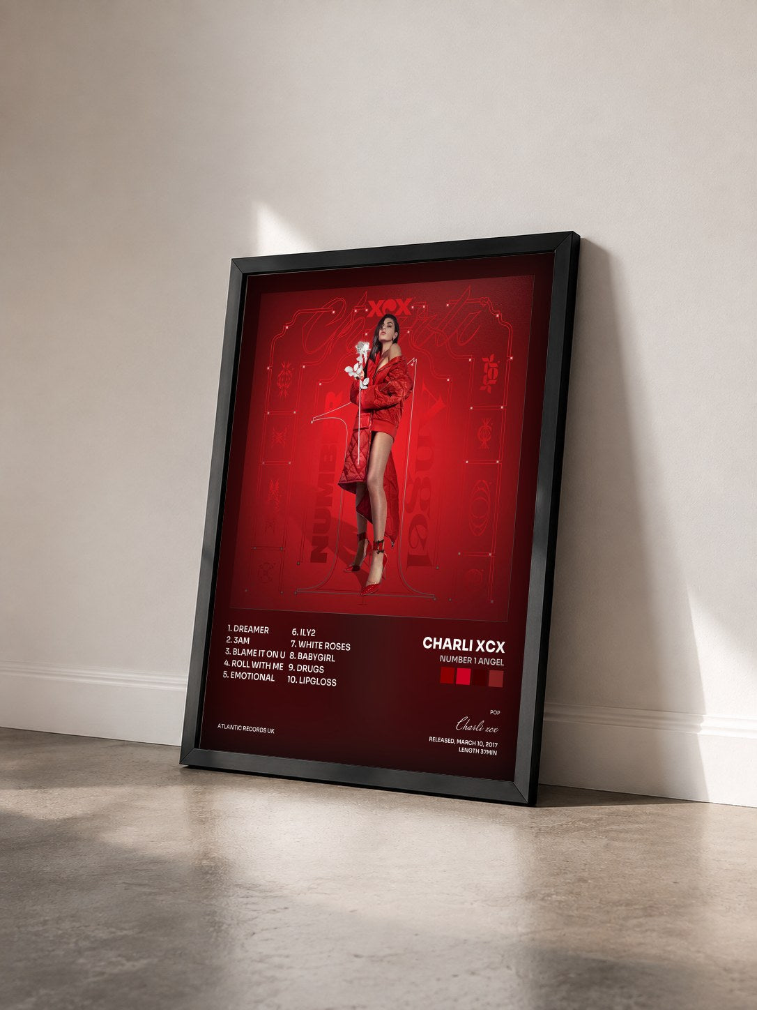 #noir Number 1 Angel von Charli xcx als gerahmter Kunstdruck von schräg gesehen, schwarzer Rahmen