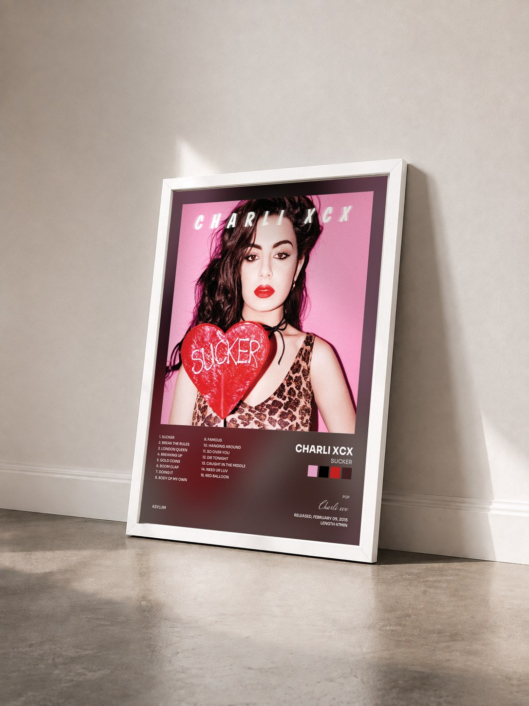 #blanc SUCKER von Charli xcx als gerahmter Kunstdruck von schräg gesehen, weißer Rahmen