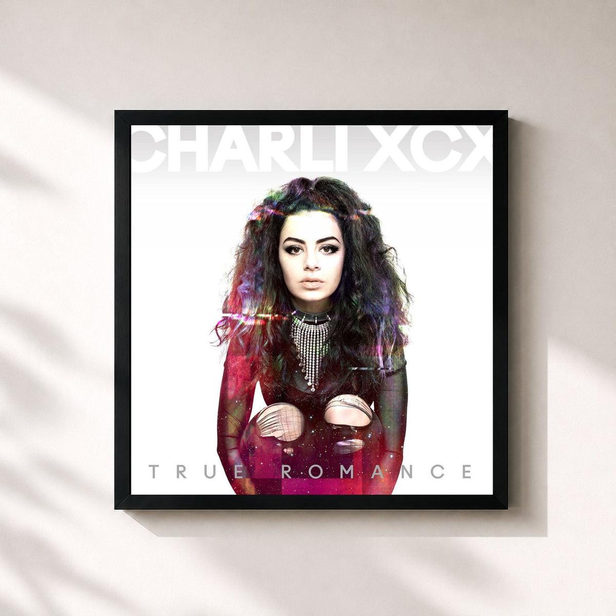 #noir True Romance von Charli xcx als quadratischer Kunstdruck, schwarzer Rahmen 32x32 cm