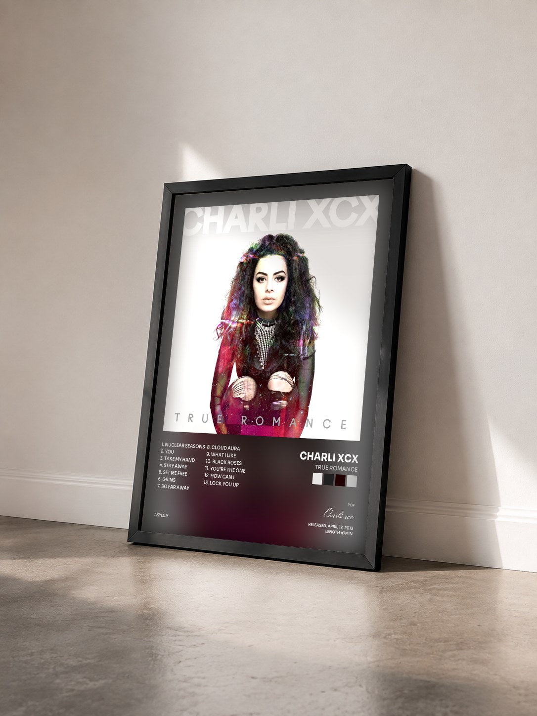 #noir True Romance von Charli xcx als gerahmter Kunstdruck von schräg gesehen, schwarzer Rahmen