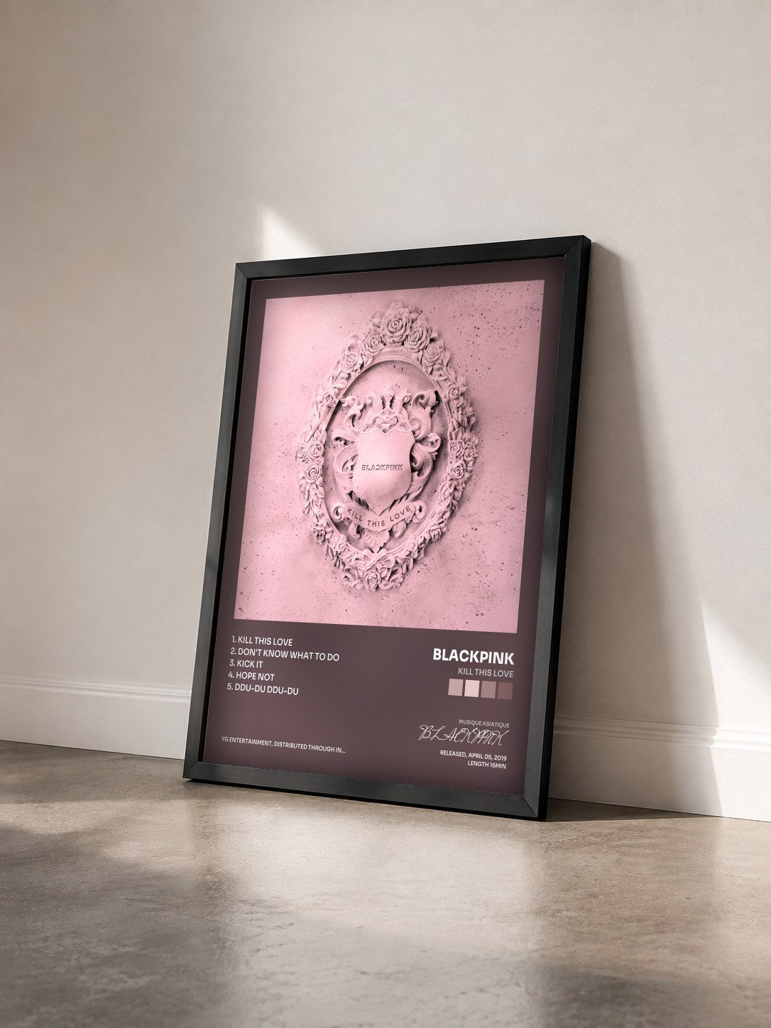 #noir Tableau de l'album KILL THIS LOVE de BLACKPINK vu de trois quarts, cadre noir