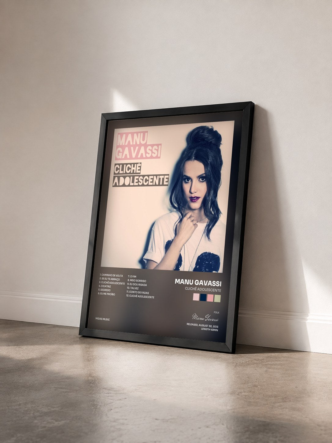 #noir Clichê Adolescente di Manu Gavassi in stampa incorniciata vista di tre quarti, cornice nera